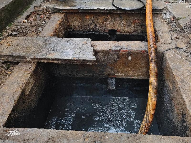 理工大清理化粪池